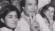 This image shows Rajesh Khanna at the centre, flanked by his daughter Twinkle Khanna and wife Dimple Kapadia during a public moment. Rajesh Khanna appears calm and composed, making a subtle victory sign while wearing a garland.