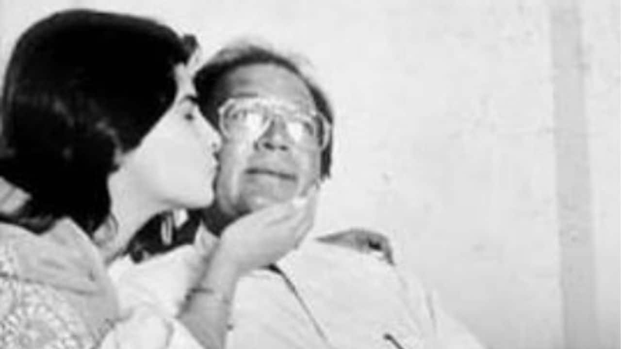 Twinkle Khanna is seen planting a gentle kiss on her father Rajesh Khanna’s cheek in this deeply affectionate photograph. The moment is full of love and faith, and it shows the legendary artist in a beautiful, tender, and natural father, daughter bond.