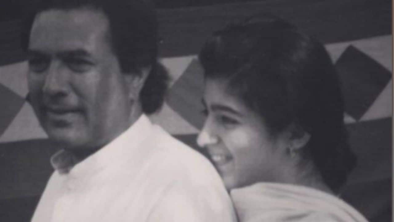 This candid photo shows Rajesh Khanna walking ahead while young Twinkle Khanna trails him closely, beaming with a quiet affection. The effortless closeness between the two of them reflects a simple, everyday moment — a father and daughter sharing comfort, warmth and an unspoken bond beyond the spotlight.