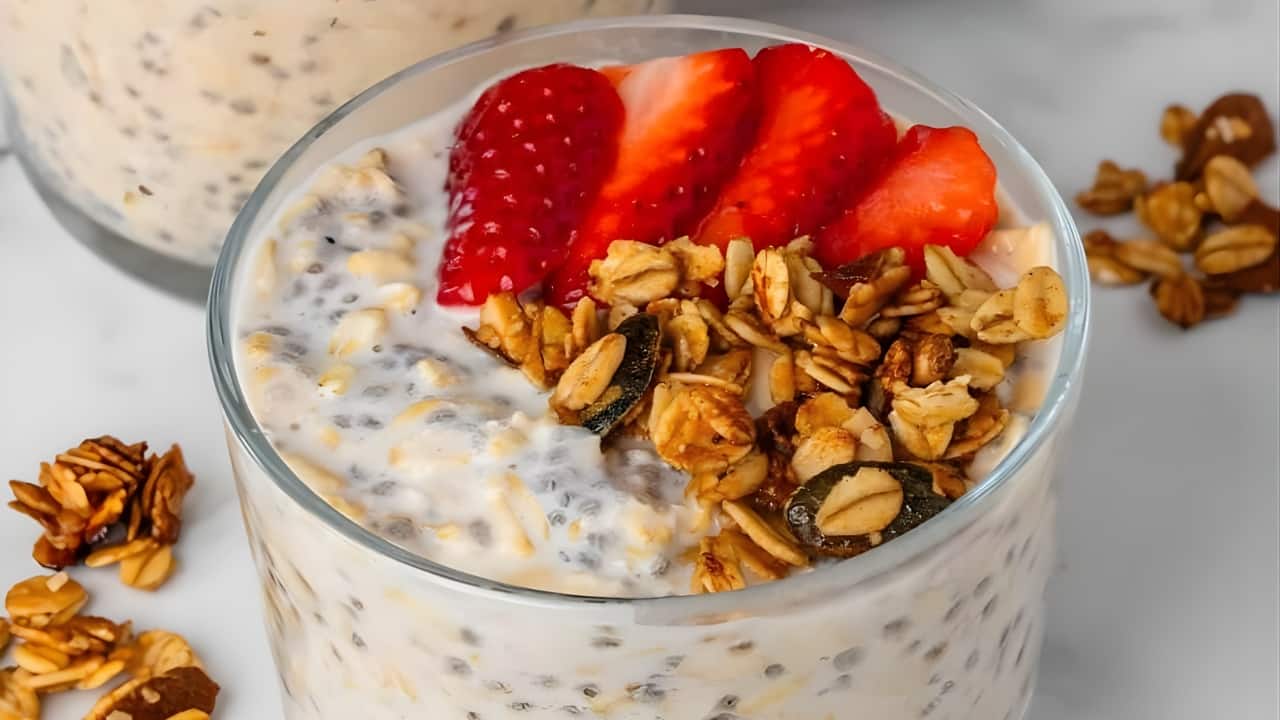 This healthy oat recipe for breakfast will add 45 gm to your busy morning diet, and it's super quick to make