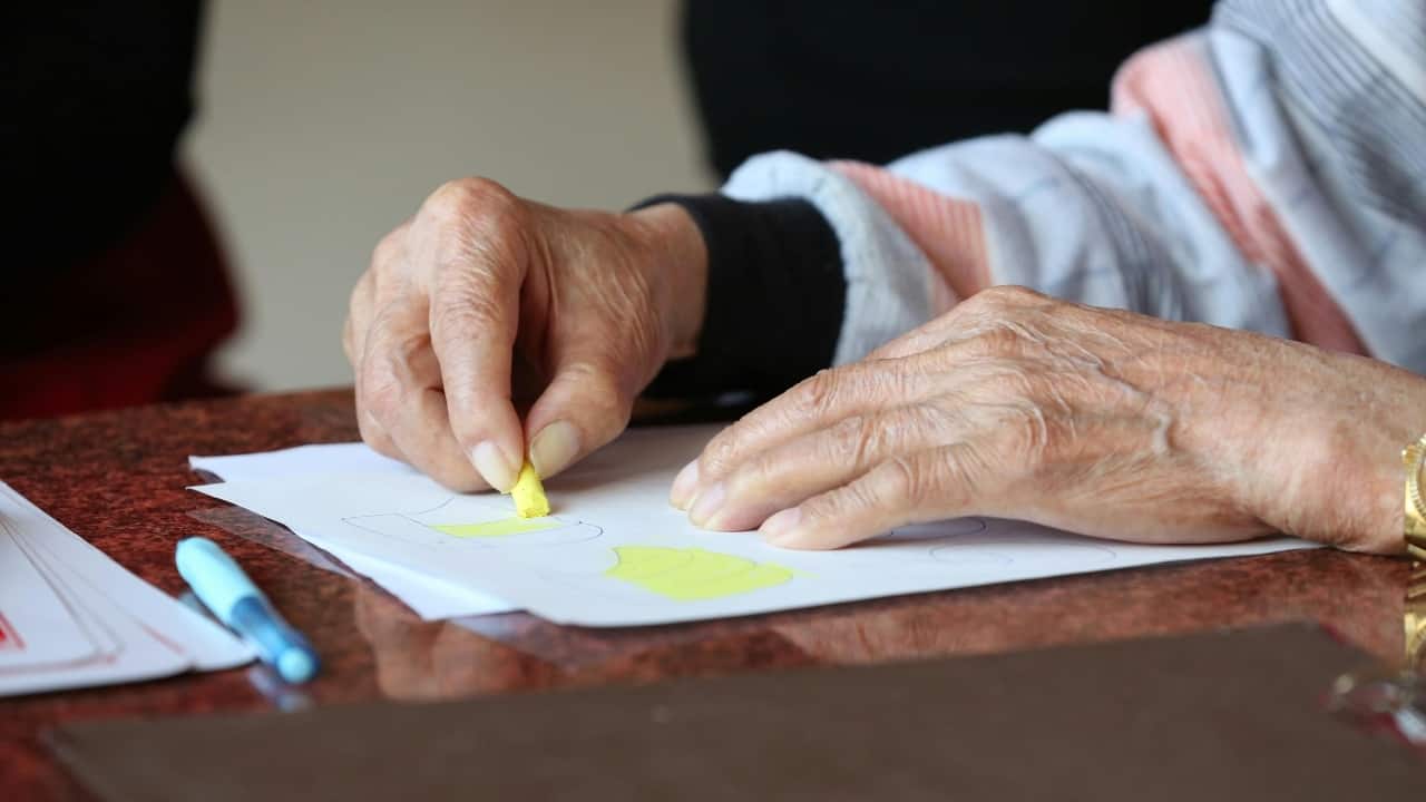 5 early symptoms of Alzheimer’s disease, and 7 ways to prevent this type of dementia