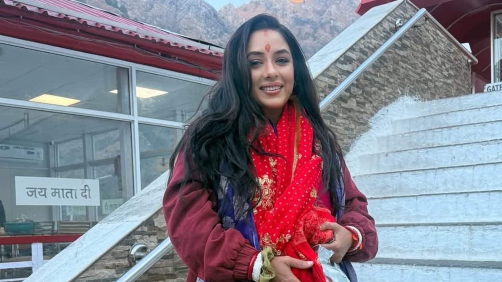 Rupali Ganguly offers prayers at Vaishno Devi shrine to welcome New Year