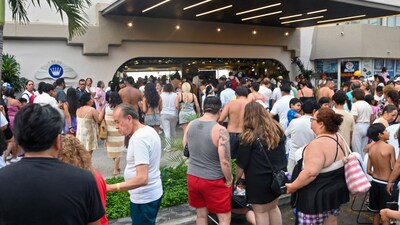 Tourists remain outside after evacuating their hotels during a 6.5 magnitude earthquake in Acapulco, Guerrero state, Mexico on January 2, 2026. (Photo by Francisco ROBLES / AFP)