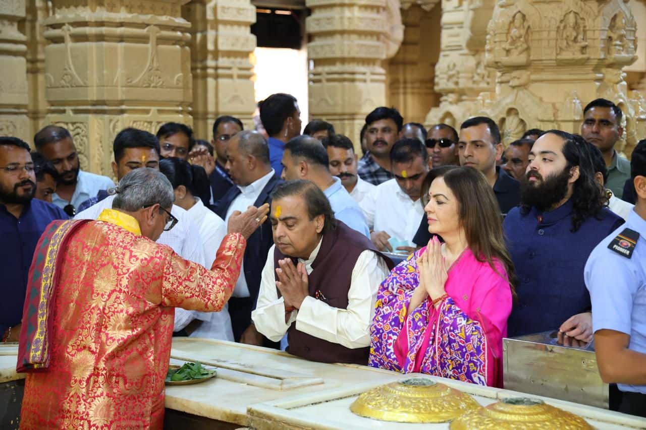 Mukesh Ambani visits Somnath Temple with family