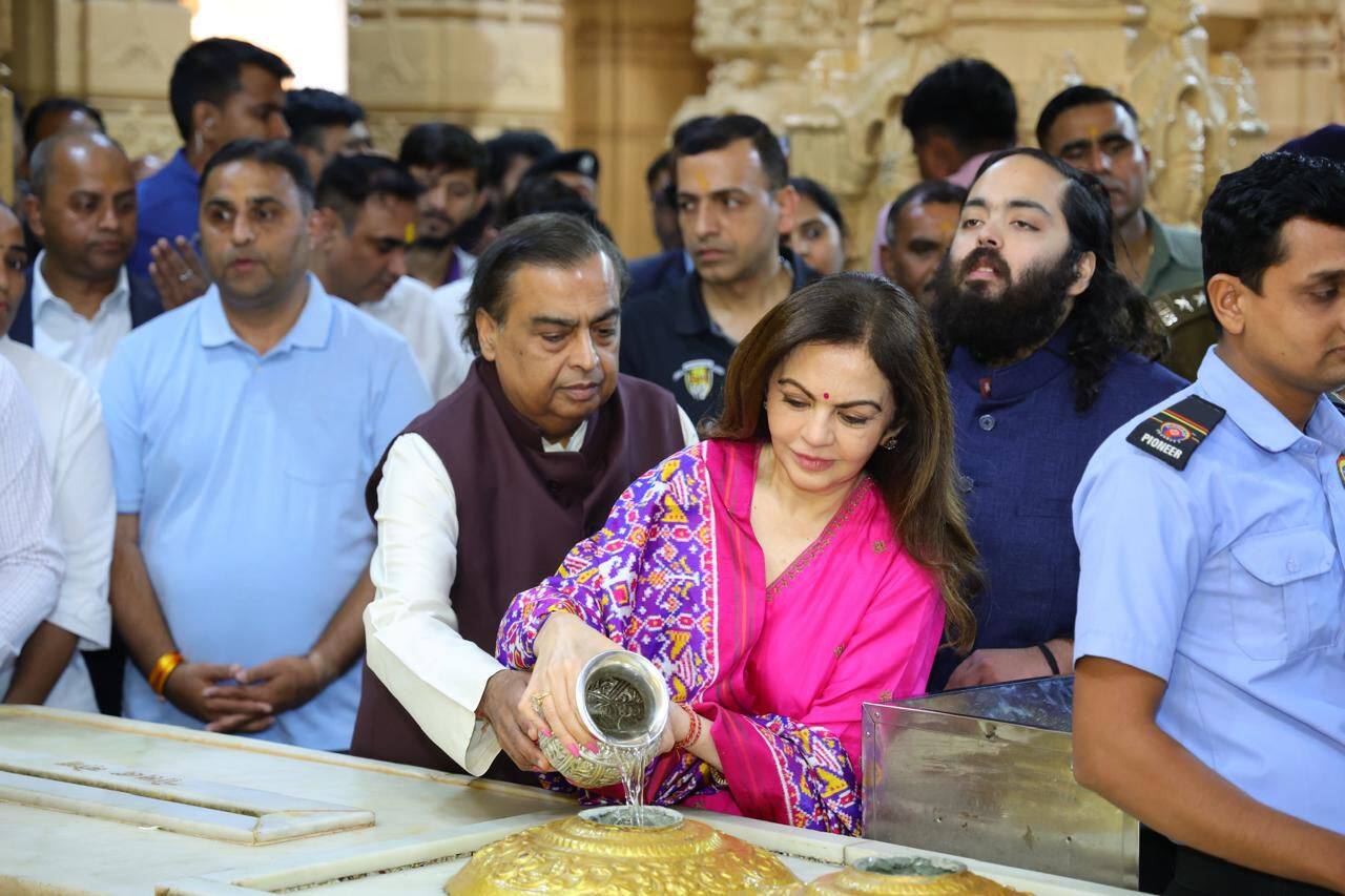 Mukesh Ambani visits Somnath Temple with family