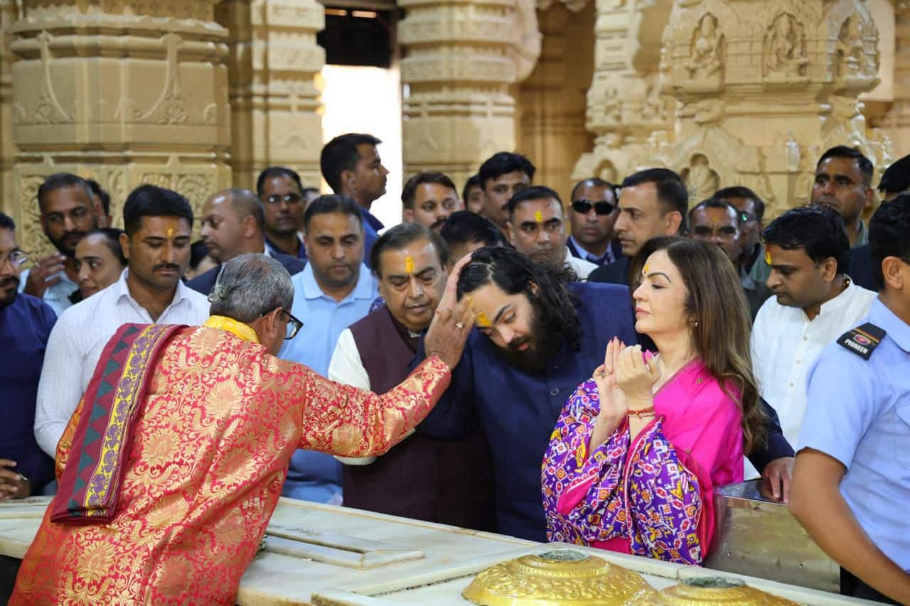 Mukesh Ambani visits Somnath Temple with family