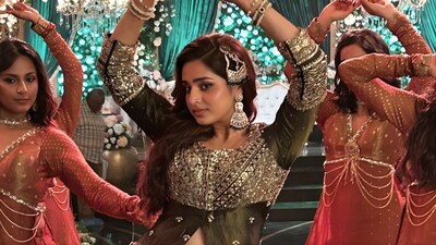 Ayesha Khan flaunts steller moves in Dhurandhar