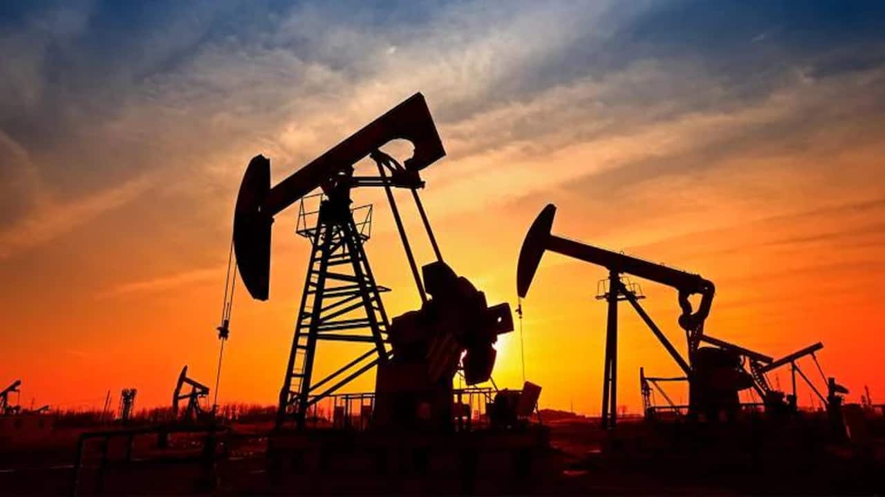Oil prices gain on US inventory draw, Venezuela in focus