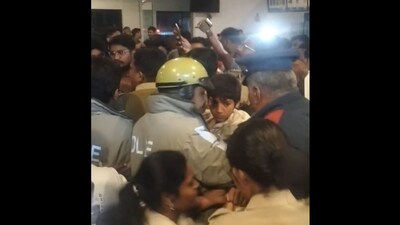 बेंगलुरु सिनेमा हॉल के महिला शौचालय में मिला हिडन कैमरा, आरोपी की पिटाई, पुलिस जांच में जुटी.