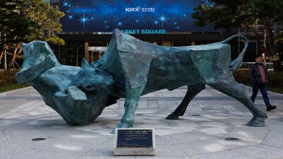 A bull statue at the Korea Exchange (KRX) in Seoul, South Korea, on Wednesday, Nov. 5, 2025. South Koreas equity benchmark staged a sharp rebound in the afternoon as retail investors saw the selloff as an opportunity to add exposure to one of this years top-performing global markets. Photographer: SeongJoon Cho/Bloomberg