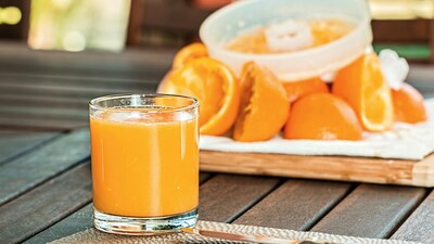 Health benefits of orange juice: Studies show that drinking 500 ml of orange juice can help lower blood sugar levels, improve insulin, and reduce bad cholesterol, thus supporting heart health (Image: Pexels)