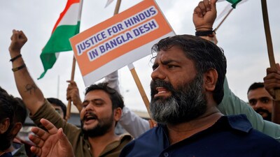 (FILES) Hindu activists hold placards and Indian national flags, as they chant the slogan, "Stop atrocities on Hindus", and protest attacks on religious places of Hindus in Bangladesh, in Ahmedabad, India August 13, 2024. REUTERS/Amit Dave