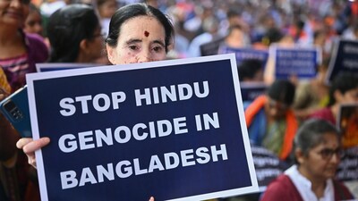 (FILES) A member of the Hindu Hitarakshana Vedike holds a placard during a protest at Freedom Park in Bengaluru on December 4, 2024, against the violence on Hindu minority community in Bangladesh. (Photo by Idrees MOHAMMED / AFP)