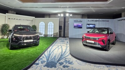 Tata Harrier petrol (right) and Tata Safari petrol (left).