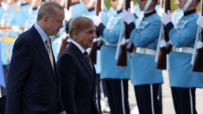 (FILES) Turkish President Recep Tayyip Erdogan (L) walks with Prime Minister of Pakistan Shehbaz Sharif upon his arrival during an official ceremony at the Presidential Complex in Ankara, Turkey on June 1, 2022. (Photo by Adem ALTAN / AFP)