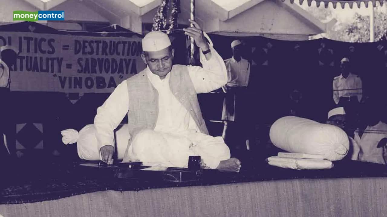 Lal Bahadur Shastri Death Anniversary: Remembering the Prime Minister Who Took a 'Charkha' as Dowry