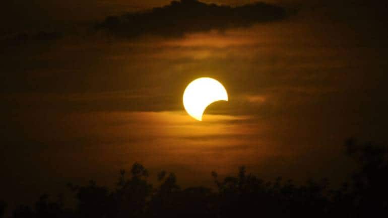 Special eclipse glasses or certified solar filters must always be used. (Image: Canva)