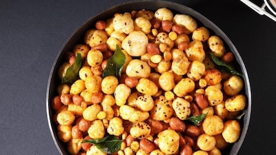 Makhana vs peanuts — one is light, the other fills you up. Which snack wins for weight loss? The smarter choice may depend on when you eat. (Pic credit: Pinterest)