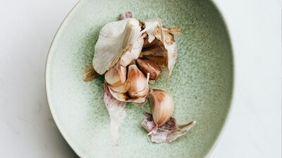 Garlic contains volatile sulphur compounds that release a sharp, distinctive scent when exposed to water and air. (Picture Credit: Pexels)