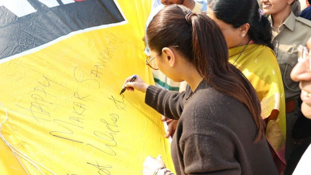 Rani Mukerji celebrates Makar Sankranti with college girls as she promotes Mardaani 3