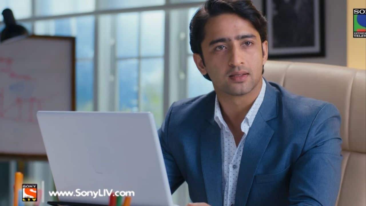 Dev Dixit from Kuch Rang Pyaar Ke Aise Bhi Despite being a successful businessman, his character had zero decision-making abilities and could not take one step without Sonakshi's constant guidance, implying a failure to effectively manage his life or business independently.