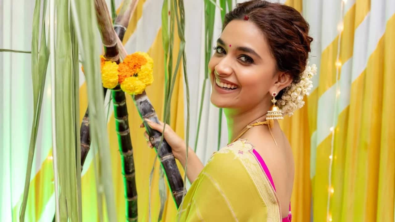Lemon-Yellow Elegance Her post-wedding Pongal radiance is accentuated by a beautiful lemon-yellow saree with a wavy bun, reminiscent of fresh pongal rice fields. For a carefree afternoon look, pair lightweight cotton silk in yellow tones with jasmine flowers and minimal gold jewelry.