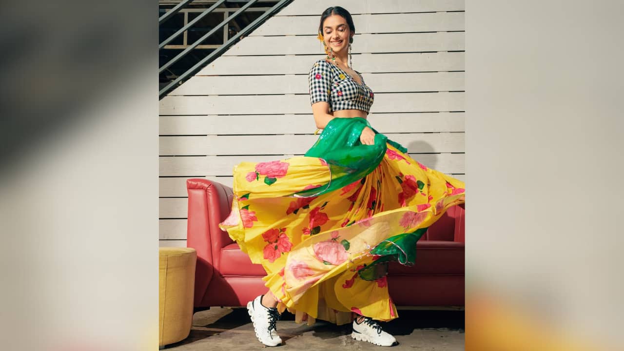 Floral and Quirky Prints For younger Pongal audiences, quirky floral designs and vibrant high-fashion ensembles give lively vitality. To add contemporary fun to heritage, pair printed lehengas or dupattas with light makeup.