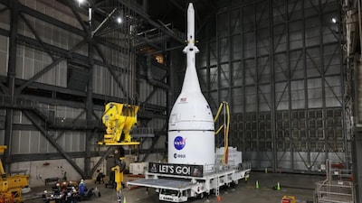 Technicians from NASA’s Exploration Ground Systems team ready a crane to lift and secure the Orion spacecraft atop the Space Launch System rocket inside High Bay 3 at Kennedy Space Center in Florida on Friday, Oct. 17, 2025, ahead of the Artemis II mission. (Image: NASA)