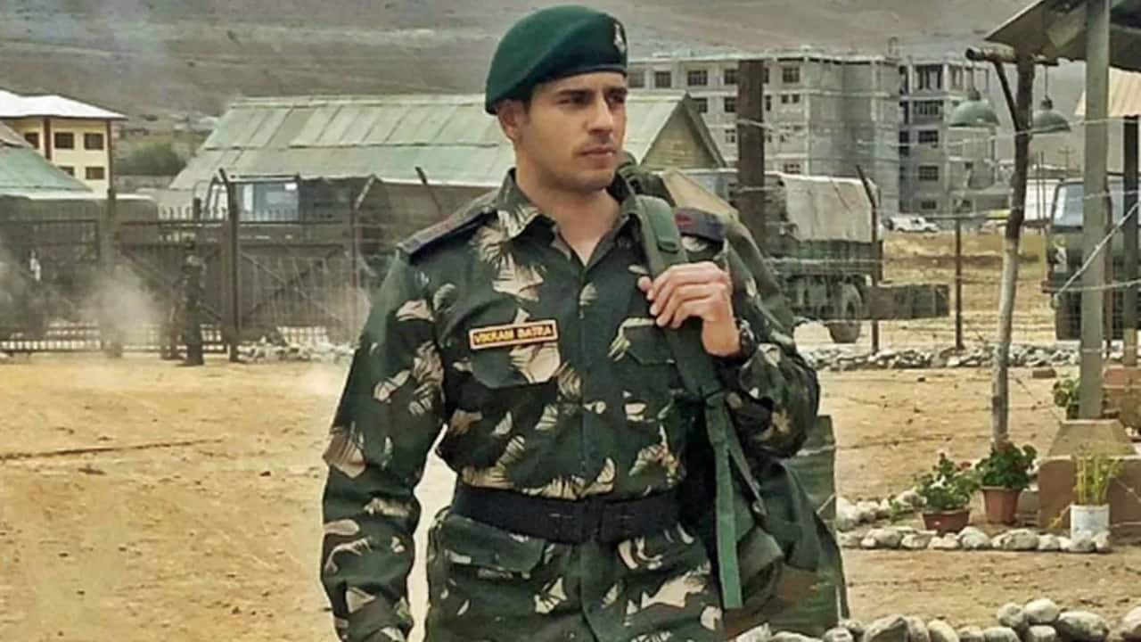 Sidharth Malhotra – Shershaah Sidharth was an authentic and emotionally honest representation of Captain Vikram Batra (PVC). His portrayal struck a profound chord with fans, capturing the essence of a real-life military hero through everything from sensitive romantic moments to combat swagger.