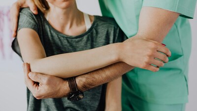 Sudden numbness, slurred speech, blurred vision? It could be a mini stroke. Don’t wait—seek care immediately. (Pic credit: Pexels)