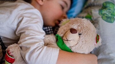 Causes of sleep disorders in children: 
Changing school schedules, early classes, varying test times, and holidays confuse children's body clocks. Irregular routines make it challenging for children to sleep and wake up on time (Image: Pexels)
