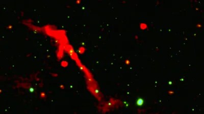 This LOFAR DR2 image of J1007+3540, layered over an optical Pan-STARRS image, reveals a bright inner jet that marks the renewed activity of a once dormant supermassive black hole at the centre of the giant radio galaxy. (Image:  LOFAR/Pan-STARRS/S. Kumari et al.)