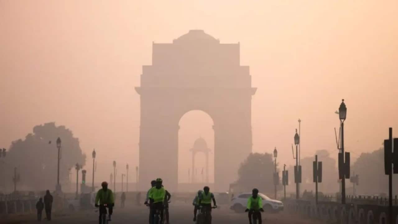 Dense fog, toxic smog blanket Delhi; AQI stays ‘severe’, GRAP-IV curbs in force