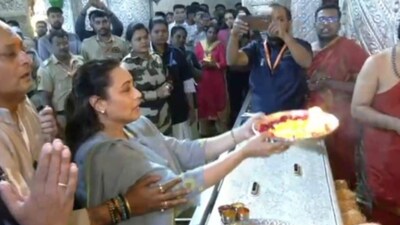 Rani Mukerji seeks blessings at Dagdusheth Ganpati Temple