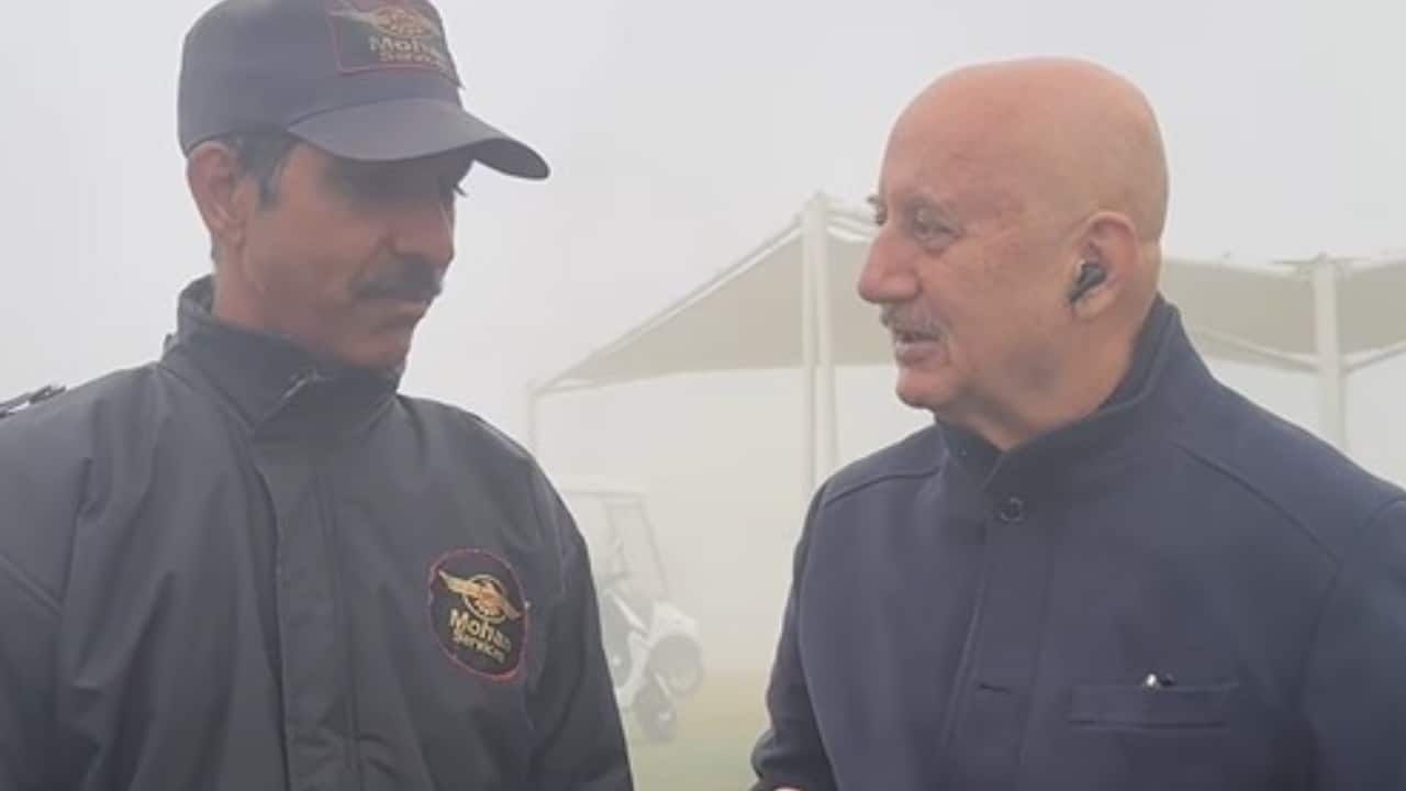 Anupam Kher wins hearts by gifting a smartphone to a watchman on Khosla Ka Ghosla 2 sets