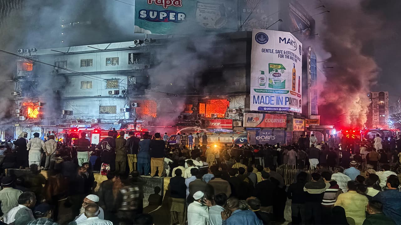 Pakistan: Three killed as massive fire engulfs dozens of shops in Karachi mall