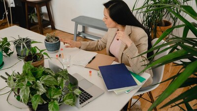 We spend 7–9 hours seated every day — yet the humble office chair is often ignored. Experts explain why ergonomic seating reduces back pain, boosts focus and supports employee well-being. (Image: Pexels)