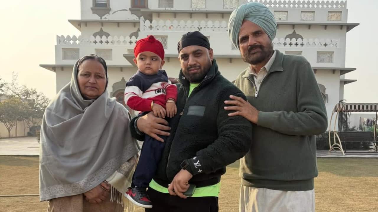 Amplifier singer Imran Khan meets Sidhu Moosewala’s parents, holds