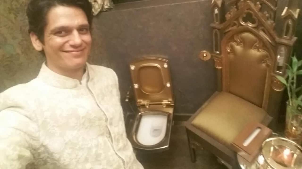 Amitabh Bachchan’s house has a ‘golden toilet’, Vijay Varma shares throwback selfie with it from 2016