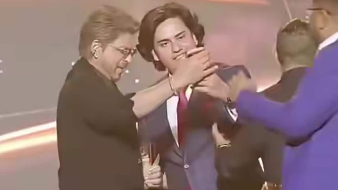 Shah Rukh Khan refuses selfie at Riyadh event, divides internet as fans defend his action