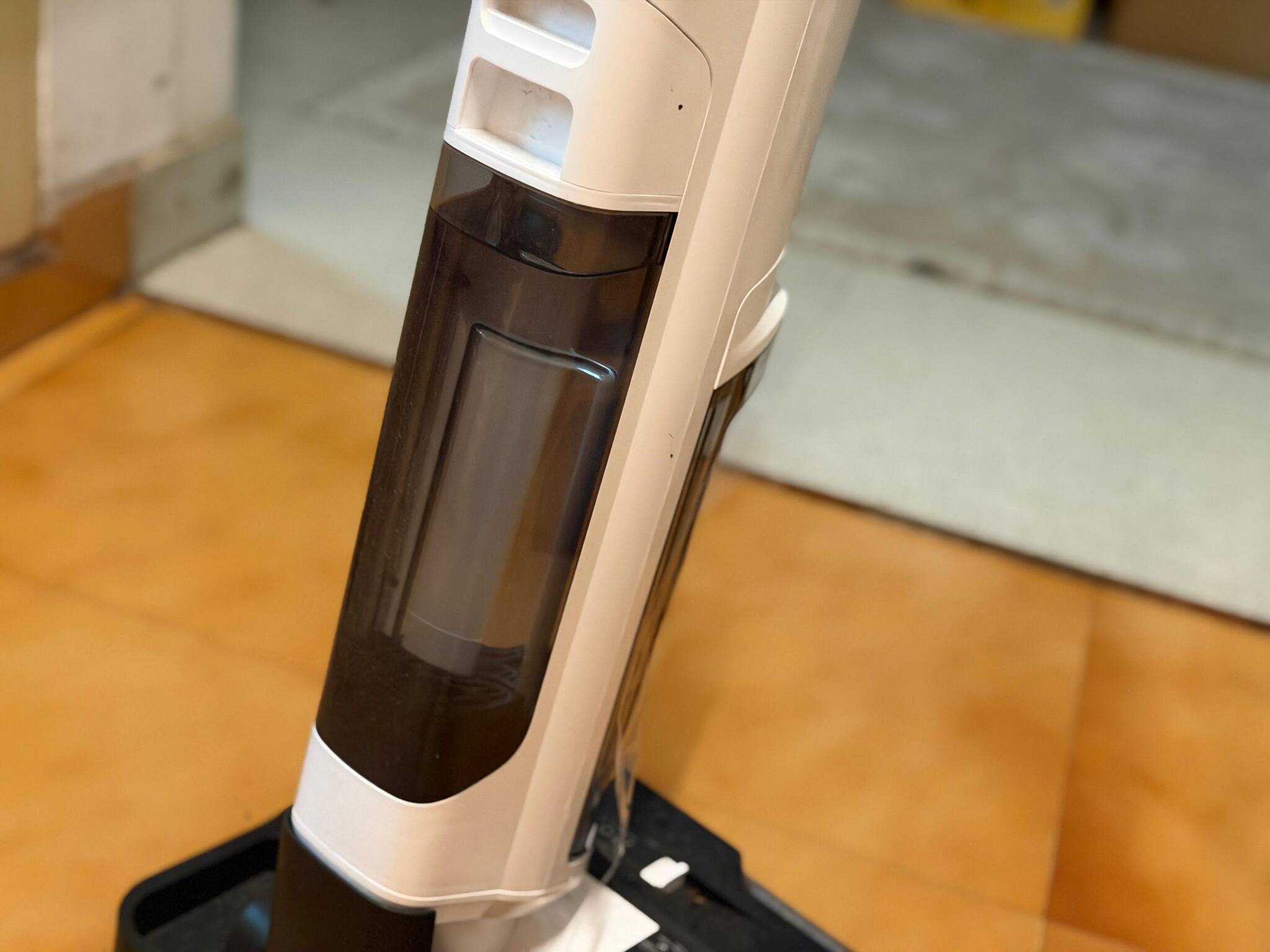 Roller brush and debris management The roller brush system plays a key role in maintaining cleaning consistency. A twin-scraper design helps manage hair tangles and prevents excessive water from being left behind on hard floors. Floors dry faster compared to traditional mopping, which reduces the risk of slippery surfaces. Hair pickup remains controlled during regular use, making the vacuum suitable for homes with pets or long hair.