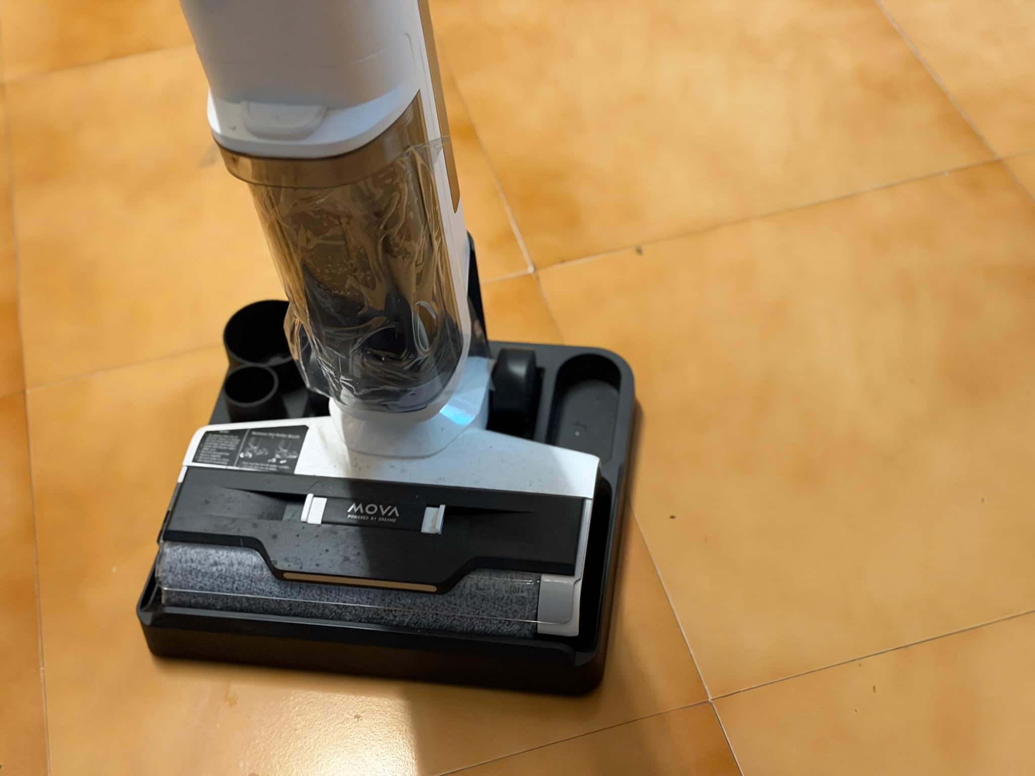  Wet and dry cleaning performance The defining feature of the K10 Pro is its ability to vacuum dry debris while mopping floors simultaneously. In everyday use, it handles dust, food crumbs, and hair efficiently while spreading clean water evenly across the floor. Liquid spills are picked up quickly without pushing the mess around. This combined approach significantly reduces cleaning time, especially in kitchens and dining areas where dry and wet messes often coexist. While it does not replace manual scrubbing for stubborn stains, it performs reliably for routine cleaning.