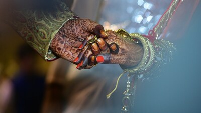 Wedding décor in 2026 is marked by elegance, restraint, and longevity. Instead of overt themes or dramatic transformations for every event, couples are opting for environments that feel layered and timeless (image: Pexels)