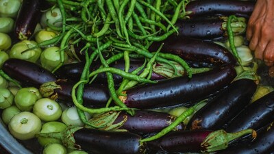 Washing fruits and vegetables with water may not remove pesticides. Learn the safest, effective ways to clean produce before eating. (Pic credit: Pexels)