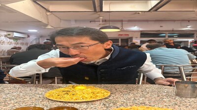 Japan’s Ambassador to India, ONO Keiichi, enjoys biryani with his hands at Delhi’s Andhra Bhavan.