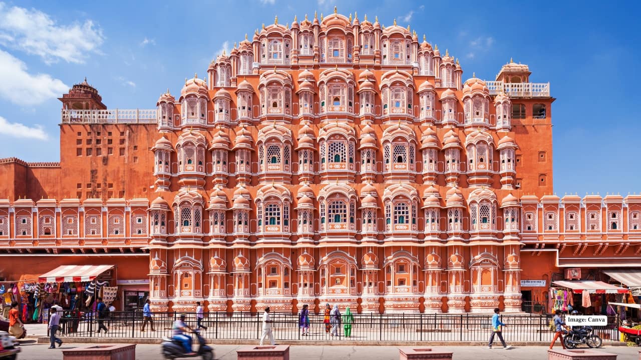 1. Jaipur, Rajasthan Jaipur remains a Republic Day favourite—and for good reason. Pleasant winter weather, grand forts and colourful markets make it ideal for a 2–3 day trip. Budget travellers can rely on overnight trains or buses from Delhi, affordable homestays and incredibly cheap local food. Don’t miss Amber Fort, Hawa Mahal, Albert Hall Museum and a wander through Bapu Bazaar. Republic Day celebrations across the city often add an extra festive touch.