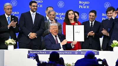 Pakistan's Prime Minister Shehbaz Sharif (3L), Kosovo's President Vjosa Osmani (C-R), Argentina's President Javier Milei (R), applaud as US President Donald Trump (C) holds a signing founding charter at the "Board of Peace" meeting during the World Economic Forum (WEF) annual meeting in Davos on January 22, 2026. (Photo by Fabrice COFFRINI / AFP)