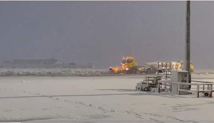 Most flights grounded at Srinagar airport today as heavy snowfall leaves long-weekend tourists stranded