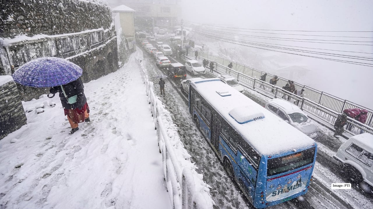 Snowfall in Srinagar, Manali: Tourists stranded as heavy snow paralyses transport in Kashmir, Himachal