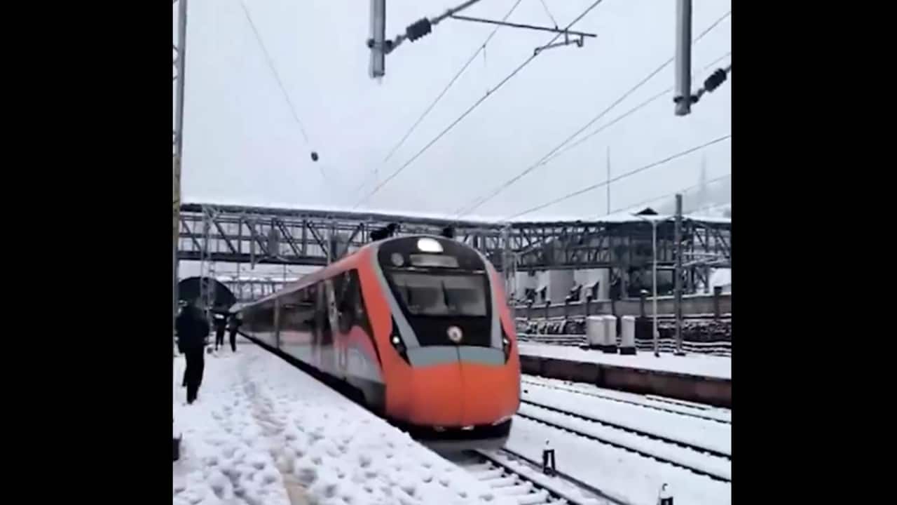 Vande Bharat Express cuts through snow in Kashmir during fresh snowfall | Watch
